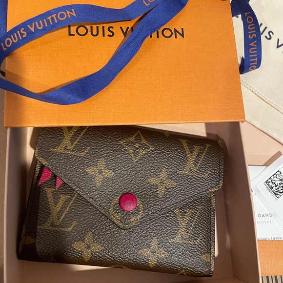 NIB Louis Vuitton Victorine Wallet Ming Fuchsia - Picture 1 of 10